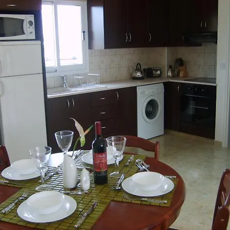 Poolside Ground Floor - B105 Walnut Grove Apartamento Paphos